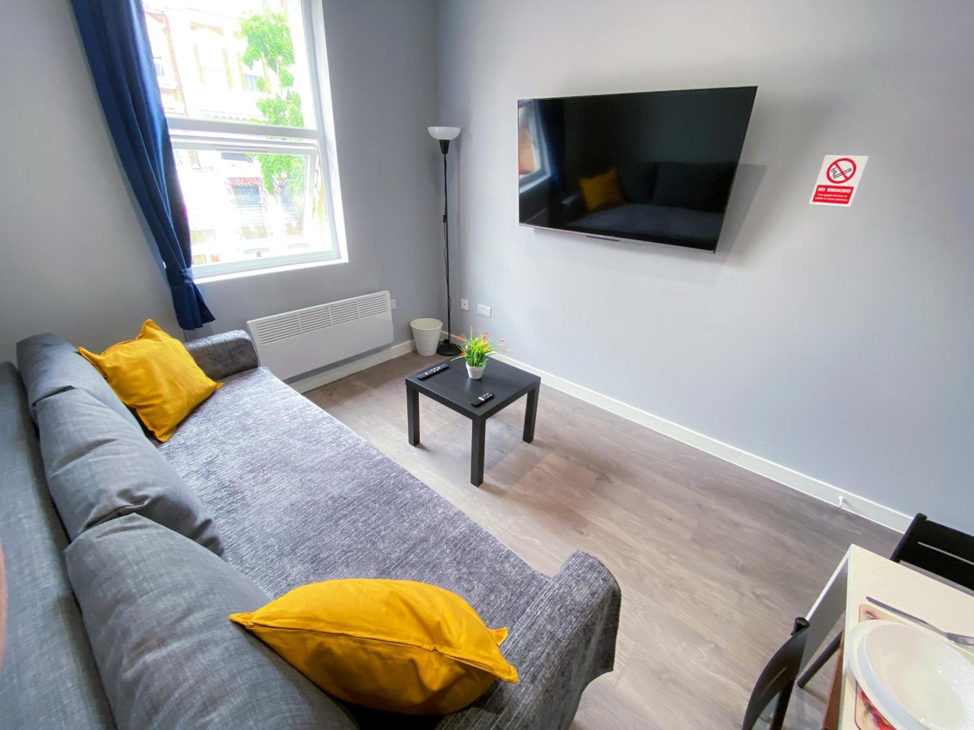 Modern 1 Bedroom Flat In Wood Green Londra Exterior foto