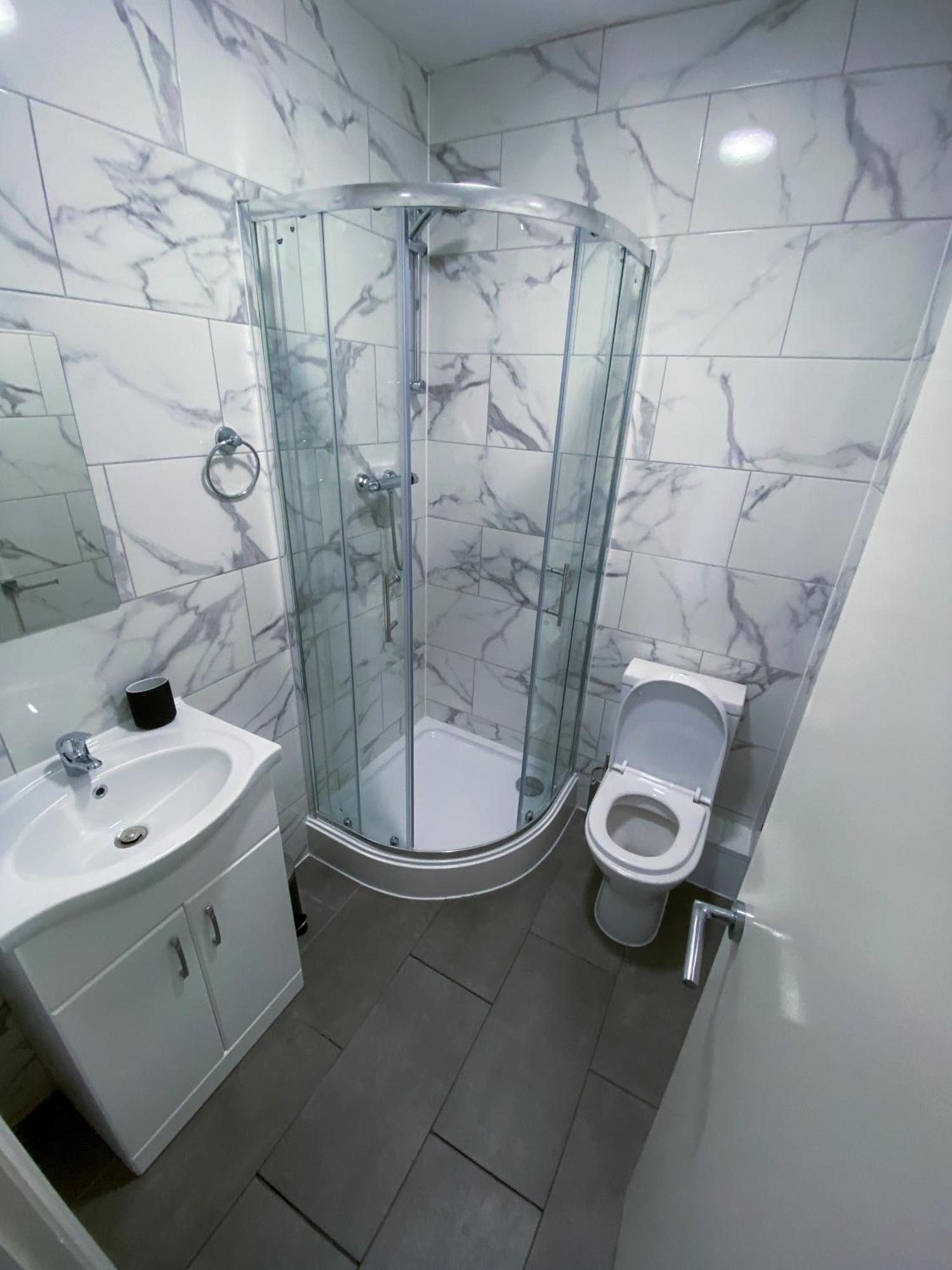 Modern 1 Bedroom Flat In Wood Green Londra Exterior foto