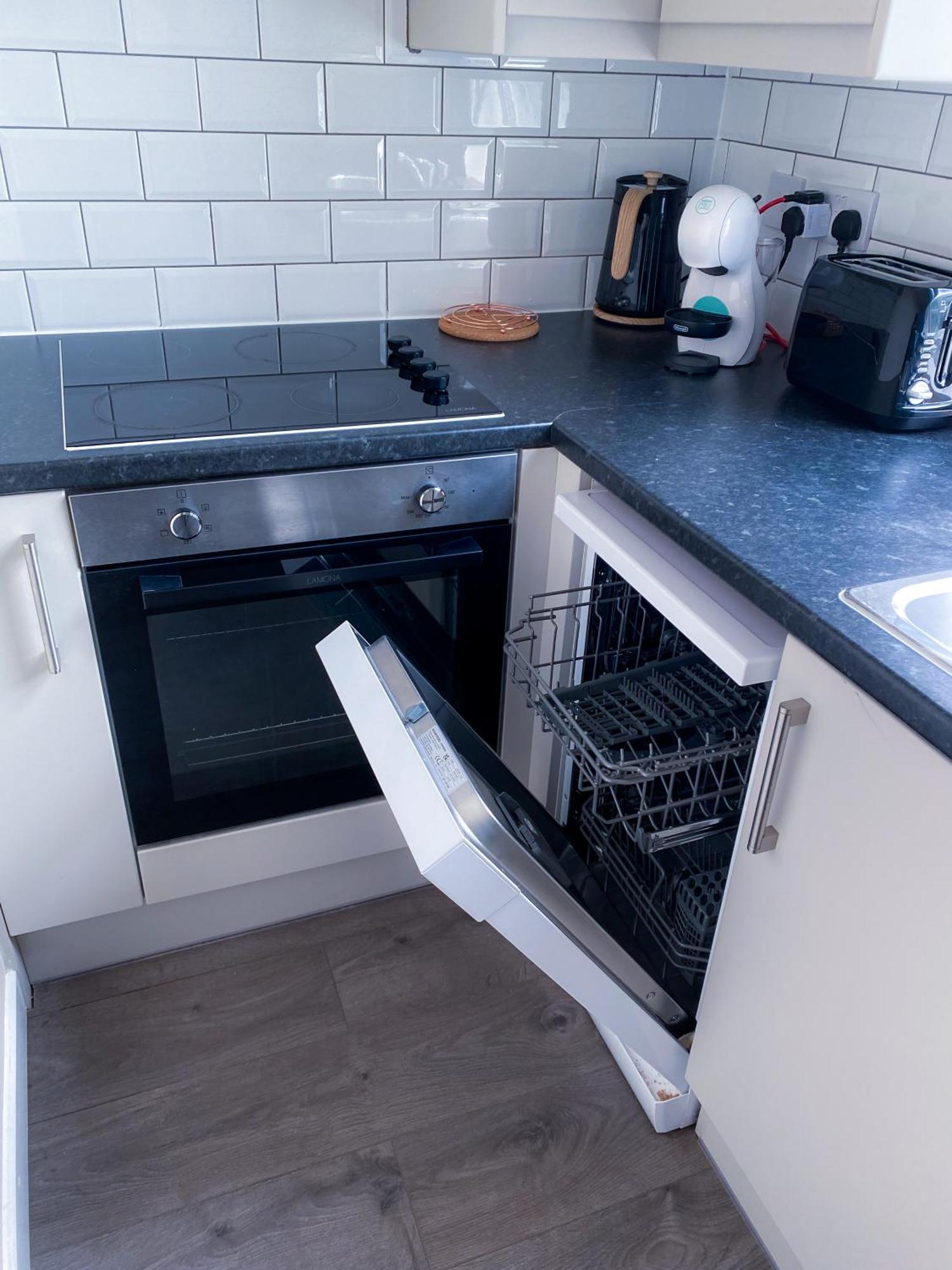 Modern 1 Bedroom Flat In Wood Green Londra Exterior foto